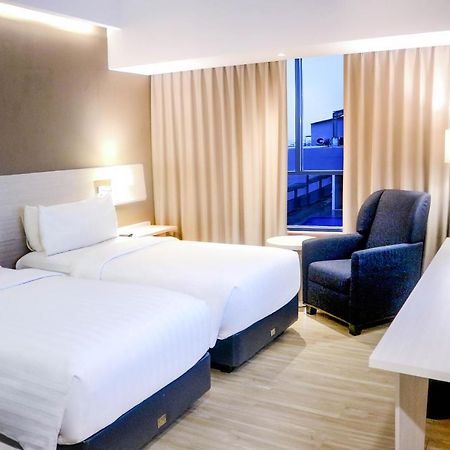 Harper Palembang By Aston Hotel Buitenkant foto