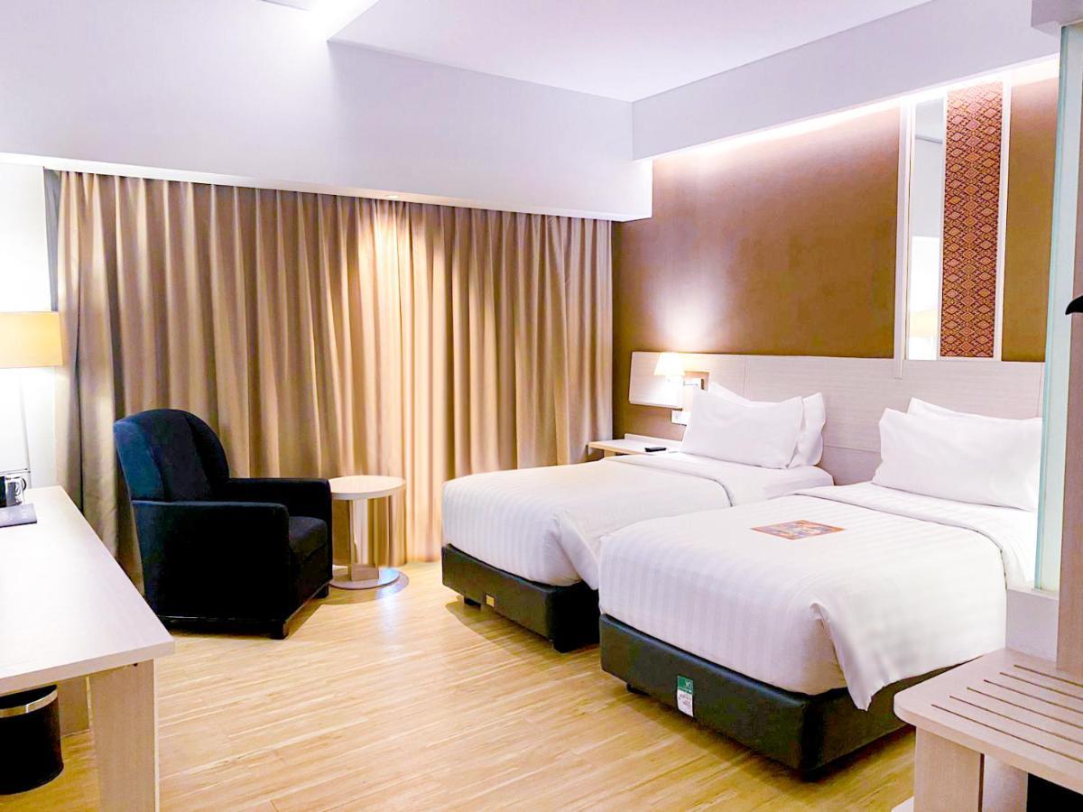 Harper Palembang By Aston Hotel Buitenkant foto