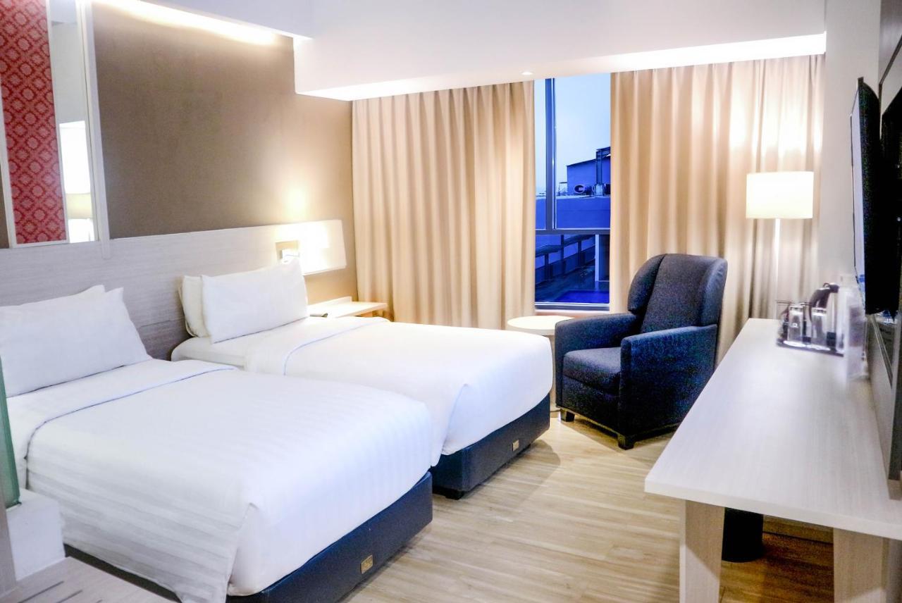 Harper Palembang By Aston Hotel Buitenkant foto