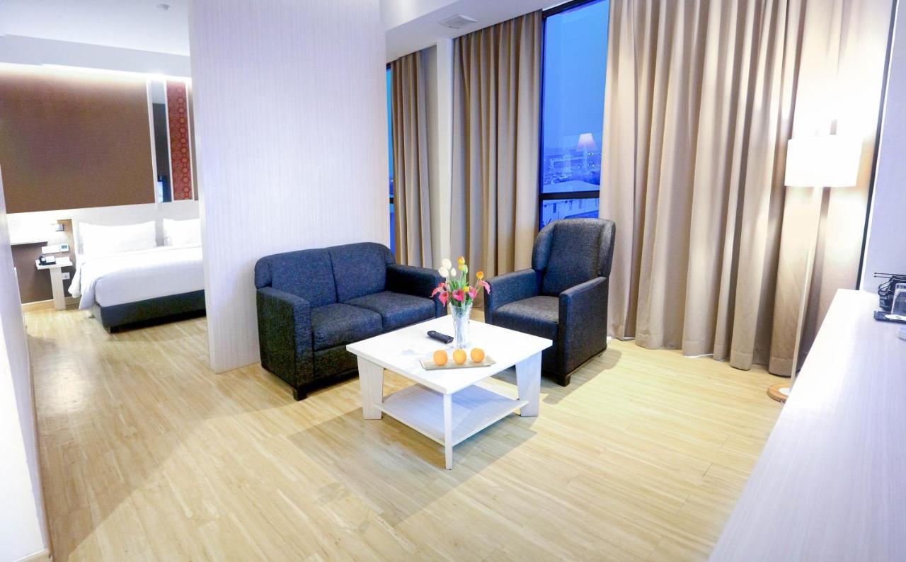 Harper Palembang By Aston Hotel Buitenkant foto