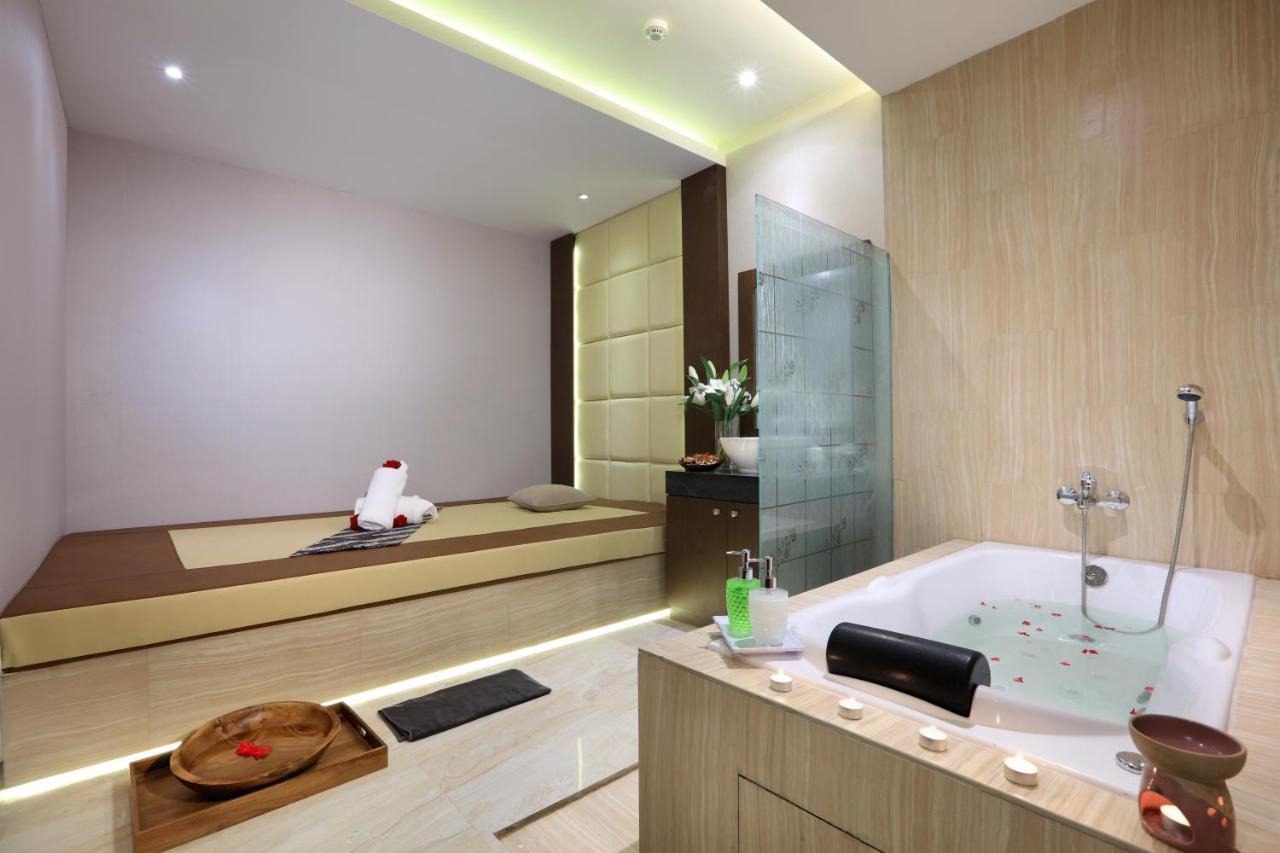 Harper Palembang By Aston Hotel Buitenkant foto
