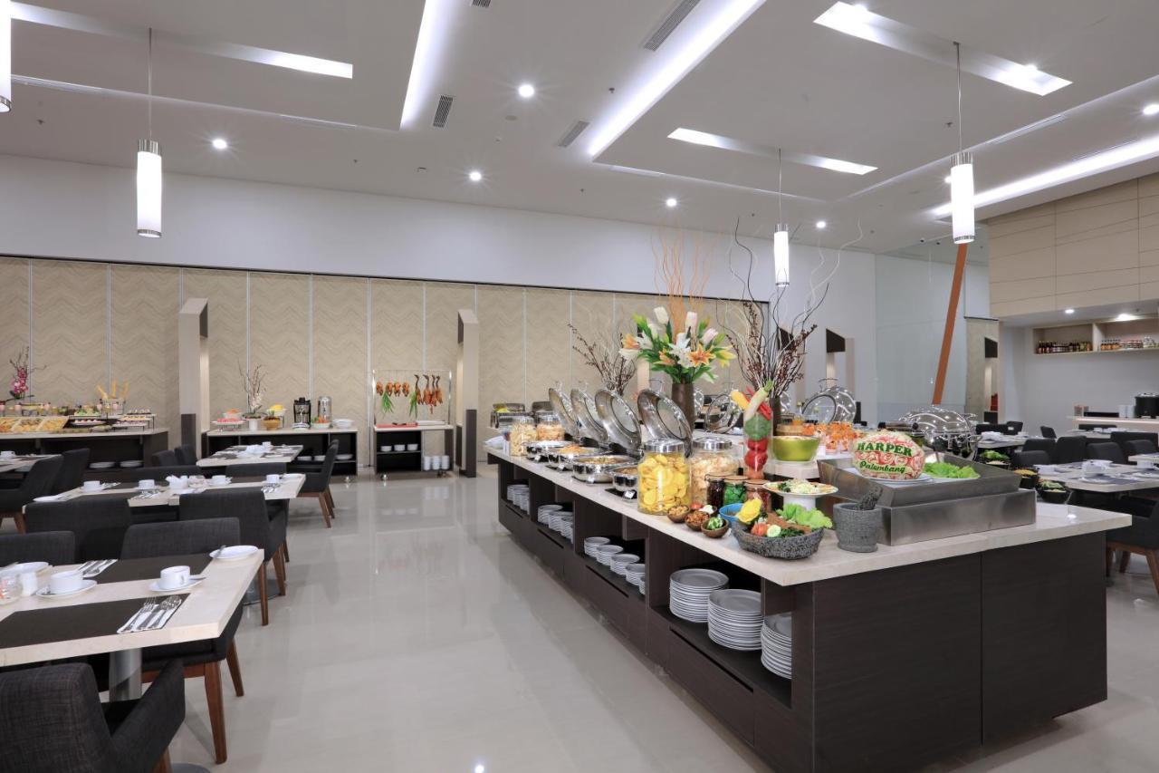Harper Palembang By Aston Hotel Buitenkant foto