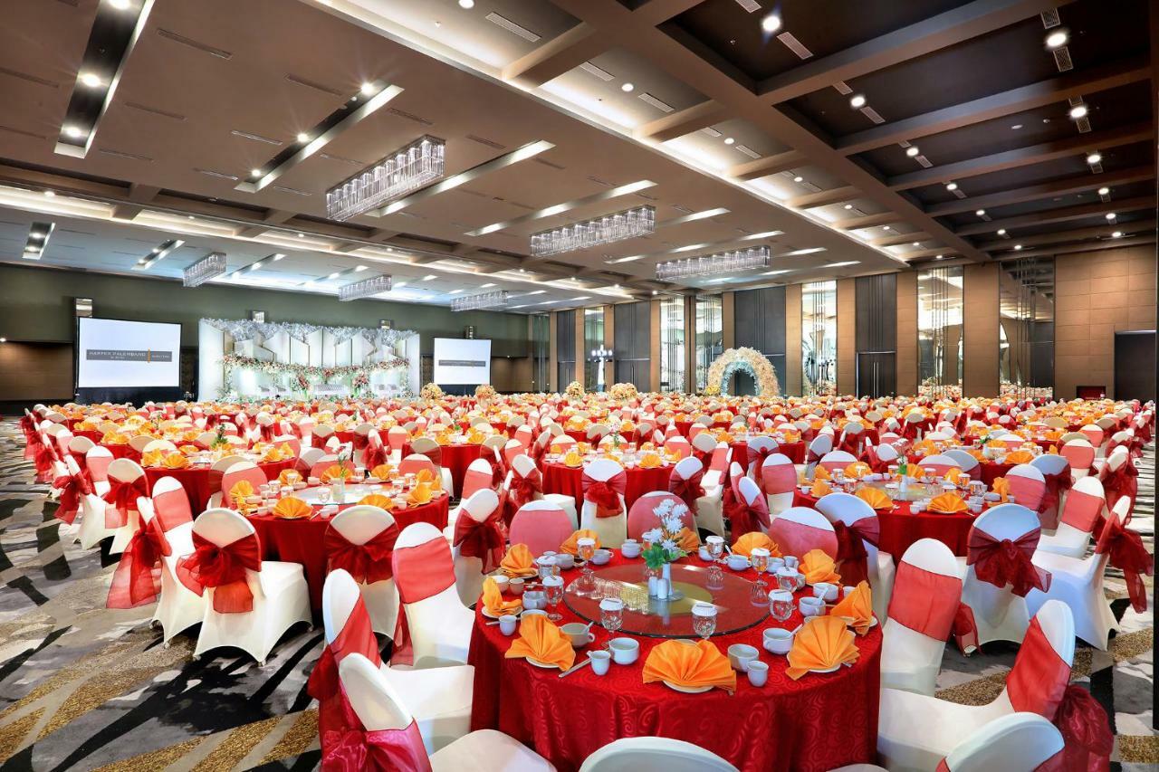 Harper Palembang By Aston Hotel Buitenkant foto
