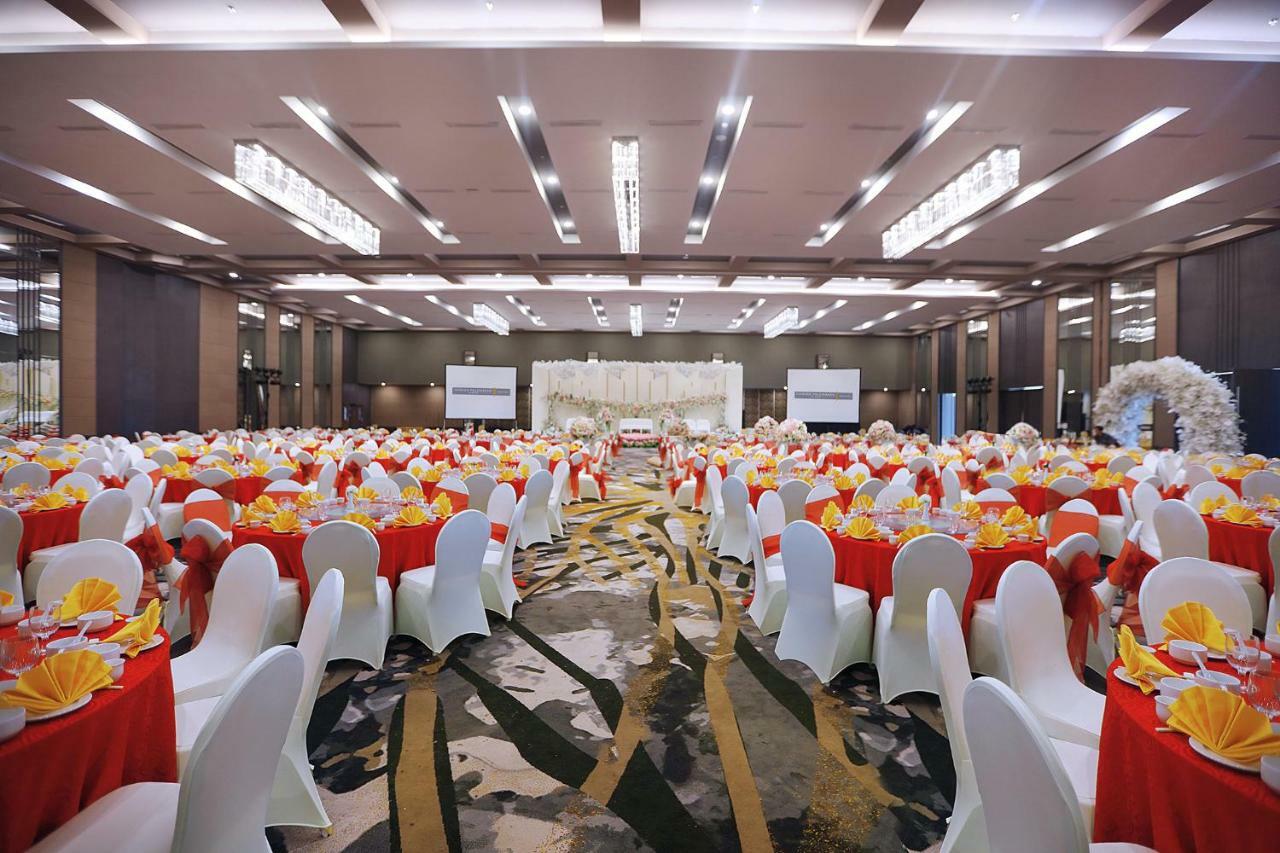 Harper Palembang By Aston Hotel Buitenkant foto
