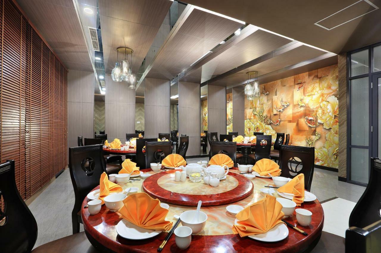 Harper Palembang By Aston Hotel Buitenkant foto